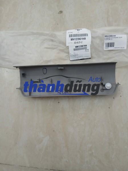 ỐP VIỀN CỬA SAU MITSUBISHI TRITON 2011 | MN123-961HA
